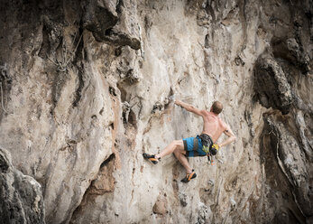 Thailand, Krabi, Lao Liang, barechested climber in rock wall - ALRF01035