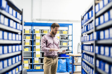 Businessman using tablet in storage - DIGF03501