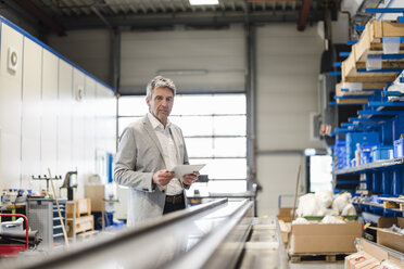 Geschäftsmann mit Tablet in der Produktionshalle - DIGF03505