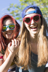 Porträt von glücklichen Freundinnen mit Sonnenbrille aus niedrigem Winkel - CAVF24910