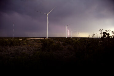 Windmühlen auf dem Feld gegen Sturmwolken - CAVF24913