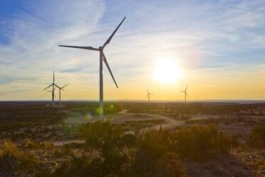 Windmühlen auf Landschaft gegen Himmel in sonnigen Tag - CAVF24917