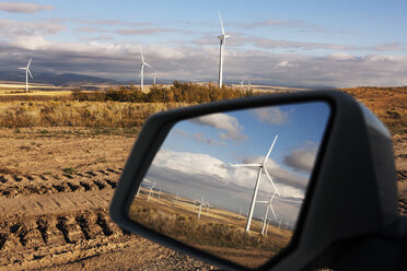 Windmühlen, die sich im Seitenspiegel eines Autos auf einem Bauernhof spiegeln - CAVF24921