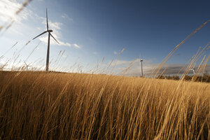 Windmühlen auf grasbewachsenem Feld gegen den Himmel - CAVF24922