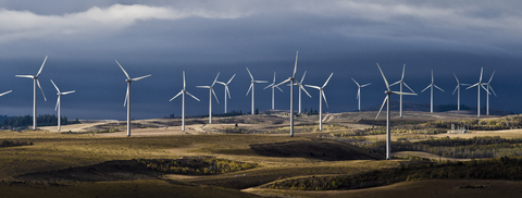 Windmühlen auf Landschaft gegen bewölkten Himmel, lizenzfreies Stockfoto