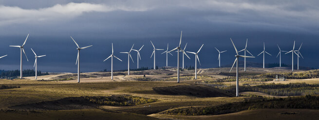 Windmühlen auf Landschaft gegen bewölkten Himmel - CAVF24923