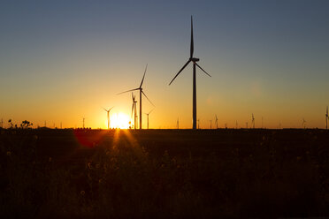Silhouette Windmühlen auf Feld gegen orange Himmel bei Sonnenuntergang - CAVF24937