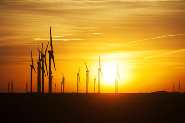 Windmühlen auf Silhouette Feld gegen orange Himmel bei Sonnenuntergang - CAVF24938