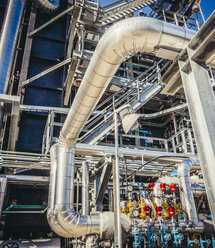 Niedriger Blickwinkel auf Pipelines in der Industrie - CAVF24946