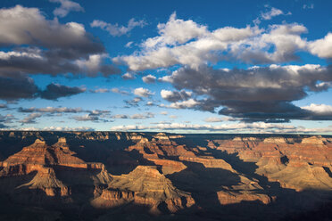 Aussicht auf den Grand Canyon National Park bei bewölktem Himmel - CAVF24951