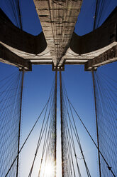 Unmittelbar unter der Aufnahme der Brooklyn Bridge vor blauem Himmel - CAVF24952