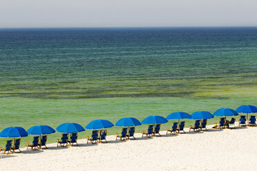 Liegestühle und Sonnenschirme am Strand - CAVF24956