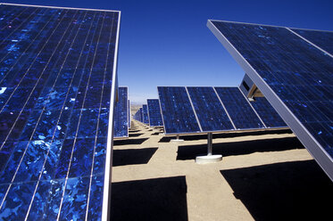 Solarmodule auf einem Feld vor strahlend blauem Himmel - CAVF24972