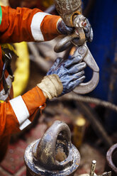 Ausgeschnittenes Bild eines Arbeiters mit einem Metallhaken - CAVF25009