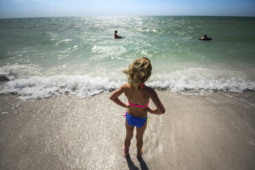 Hohe Winkel Ansicht von Mädchen mit Händen auf der Hüfte stehend am Strand - CAVF25050