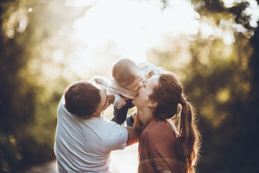 Vater hält Sohn und beißt Mutter in die Nase - CAVF25084