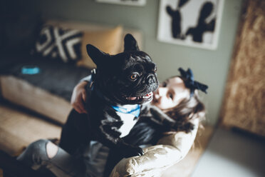 Hoher Winkel des Mädchens mit französischer Bulldogge sitzt Sofa zu Hause - CAVF25092