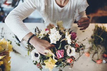 Hochformatiger Mittelteil Florist arrangiert Blumen im Geschäft - CAVF25102