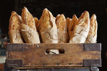 Brotlaibe in einem Holzbehälter in einer Bäckerei - CAVF25118