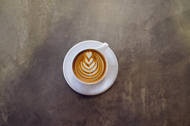 Draufsicht auf einen Cappuccino auf dem Tisch eines Cafés - CAVF25148