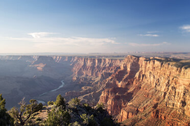 Blick auf den Grand Canyon und den Colorado River gegen den Himmel - CAVF25164