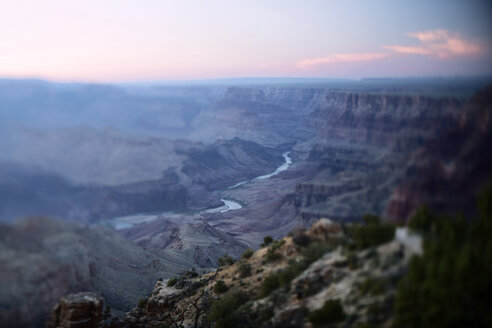 Blick von oben auf den Grand Canyon und den Colorado River bei Sonnenuntergang - CAVF25165