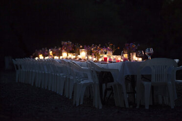 Brennende Kerzen auf dem Esstisch bei Nacht - CAVF25187