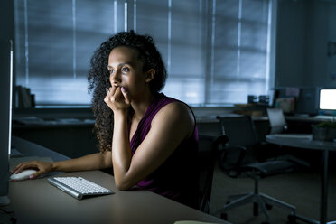 Geschäftsfrau mit Desktop-Computer am Schreibtisch im Büro - CAVF25251