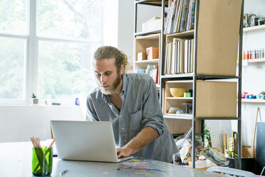 Geschäftsmann mit Laptop-Computer am Tisch im Büro - CAVF25289