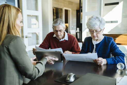 Älteres Ehepaar liest Dokumente im Büro des Finanzberaters - CAVF25358