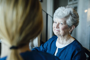 Glückliche ältere Frau sucht häusliche Betreuerin - CAVF25386