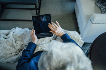 Hohe Winkel Ansicht der älteren Frau mit Tablet-Computer zu Hause - CAVF25399