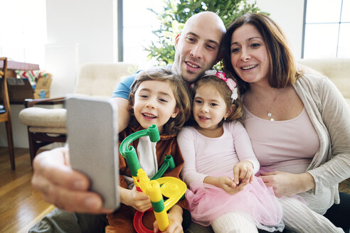 Lächelnde Familie nimmt Selfie zu Hause - CAVF25439