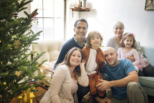 Porträt einer lächelnden Familie, die Weihnachten zu Hause feiert - CAVF25443