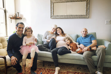 Porträt einer Familie beim Entspannen zu Hause - CAVF25445