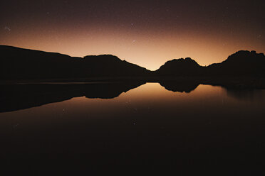 Aussicht auf den See und die Silhouette der Berge gegen den Himmel in der Abenddämmerung - CAVF25542