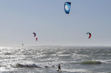 Rückansicht eines Mannes beim Kitesurfen auf dem Meer gegen den Himmel - CAVF25543