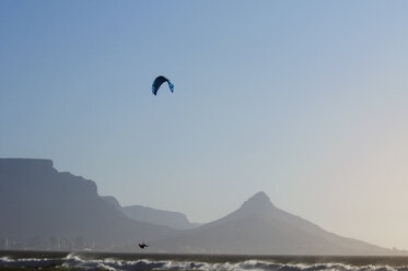 Mann beim Kitesurfen auf dem Meer gegen den klaren Himmel - CAVF25544