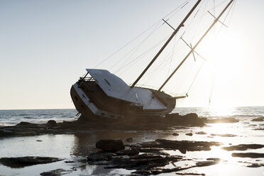 Segelboot am Ufer gegen klaren Himmel - CAVF25546