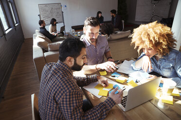 Zuversichtliche Kollegen, die im Büro arbeiten - CAVF25569