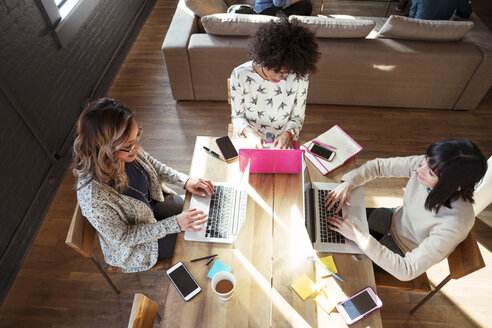 Hohe Winkel Ansicht von Geschäftsfrauen mit Laptop-Computer am Tisch im Büro - CAVF25574