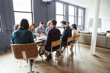 Geschäftsleute planen am Tisch im Büro - CAVF25583