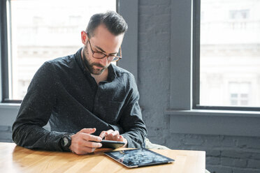 Geschäftsmann mit Tablet-Computer am Schreibtisch im Büro - CAVF25592