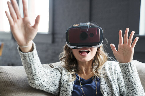 Geschäftsfrau trägt Virtual-Reality-Simulator im Büro - CAVF25597