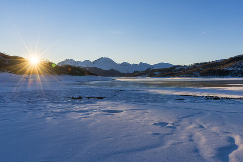 Italien, Abruzzen, Nationalpark Gran Sasso e Monti della Laga, Campotosto-See bei Sonnenaufgang im Winter - LOMF00702