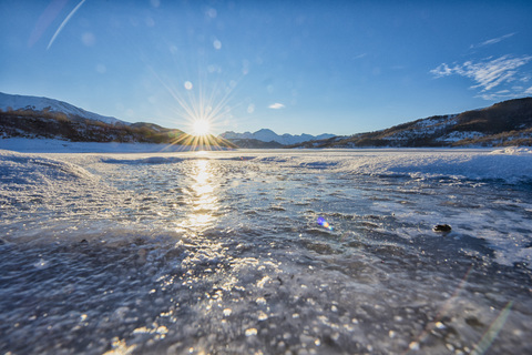 Italien, Abruzzen, Nationalpark Gran Sasso e Monti della Laga, Campotosto-See bei Sonnenaufgang im Winter, lizenzfreies Stockfoto