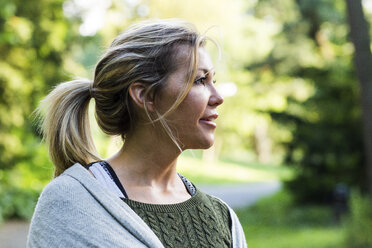 Nachdenkliche Frau mit Blick in den Park - CAVF25895