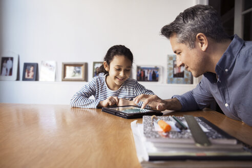 Vater zeigt seiner Tochter einen Tablet-Computer - CAVF26051