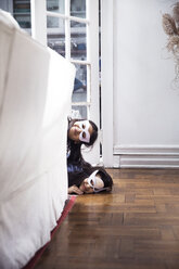 Porträt von Schwestern mit Augenmasken, die zu Hause am Sofa spähen - CAVF26068