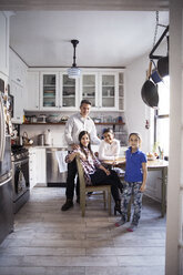 Porträt der Familie in der Küche zu Hause - CAVF26094